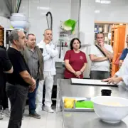 Paco-Torreblanca-ensenando-la-receta-de-los-mulenicos-a-los-pasteleros-de-Mula-min (Copiar)