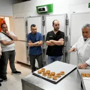 Paco-Torreblanca-ensenando-la-receta-de-los-mulenicos-a-los-pasteleros-de-Mula-2-min (Copiar)